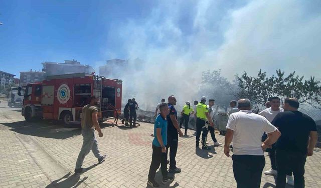 Tekirdağ'da arazide başlayan yangın araçlara sıçradı