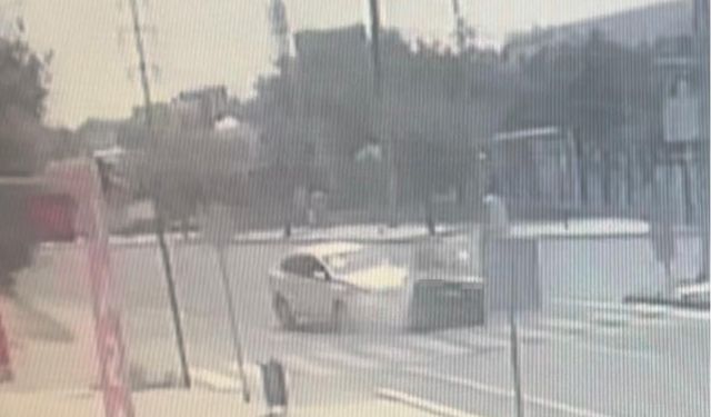 Ters yönden çıkan araç otomobille çarpıştı: 2 kişinin yaralandığı kaza kamerada