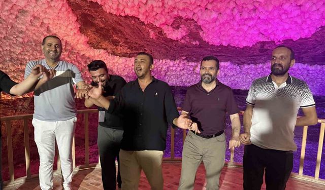 TİGAD çalıştayına katılan gazeteciler Tuzluca Tuz Mağarası'nda halay çekti