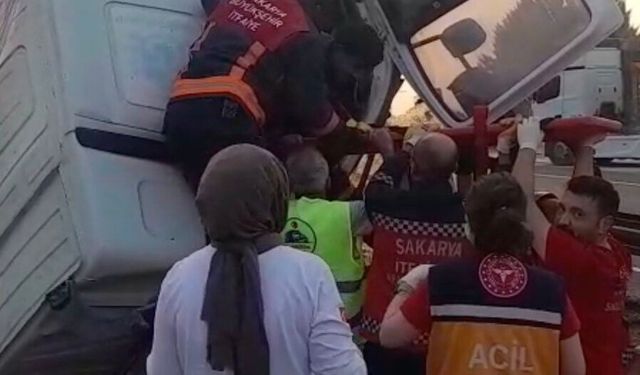 Tır önce akaryakıt istasyonu duvarına sonra refüje çarptı: 1 ölü, 1 yaralı