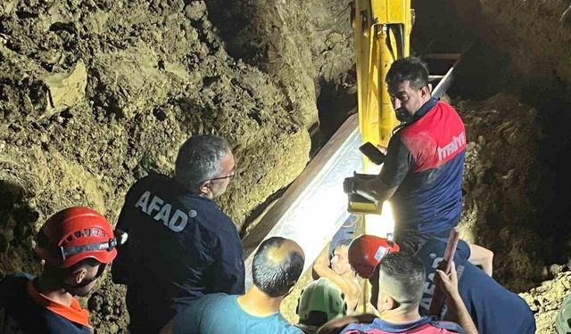 Toprak altında kalan baba oğul kurtarıldı