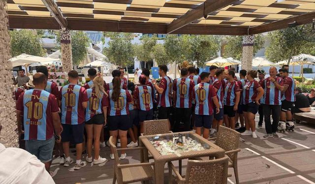 Trabzonspor sevdasını Girne'ye taşıdı, 250 Salah formasını çalışanlara giydirdi