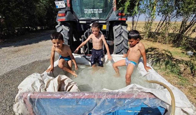 Traktörün arkasına bağlanan sepette serinleme keyfi
