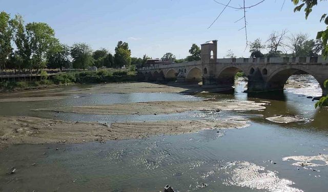 Tunca Nehri'nde su çekildi, kum adacıkları oluştu