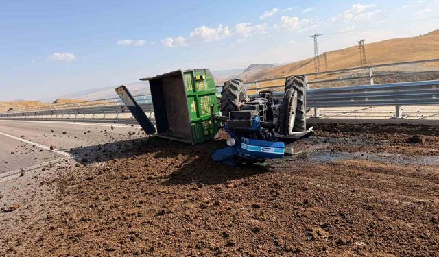 Tunceli'de gübre yüklü traktör devrildi: Kaza anı kamerada
