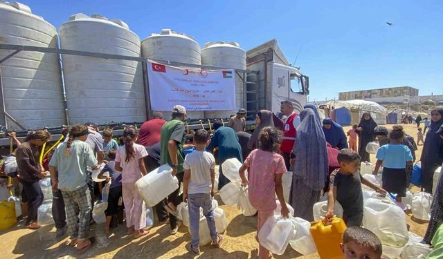 Türk Kızılay Gazze'de artan salgın hastalıklara karşı hijyen kiti ve temiz içme suyu dağıtıyor
