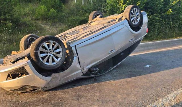 Türkeli'de otomobil takla attı: 2 yaralı