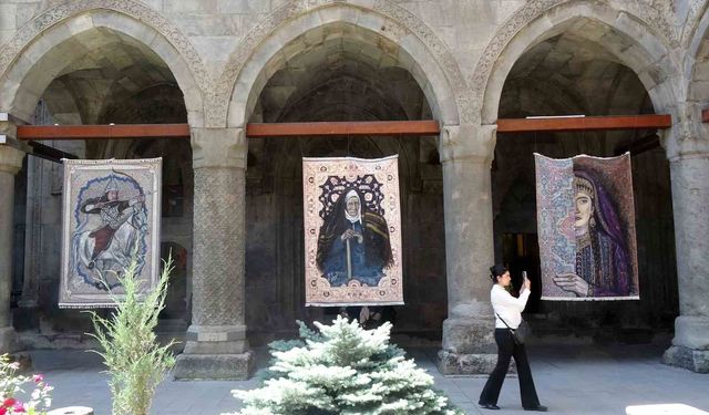 Türkiye'de bir ilki yapıyor: Kilim üzerine fırçasıyla Türk tarihini resmediyor