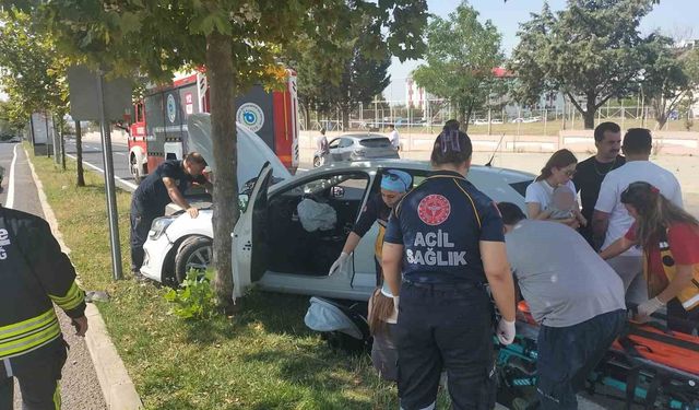 U dönüşü yapan otomobil kaldırıma çıktı: 1 yaralı