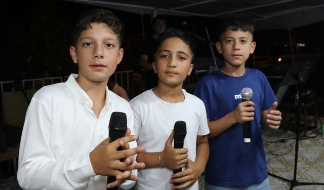 Üç kafadar sesleriyle sahnenin tozunu aldı