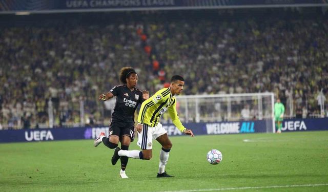 UEFA Şampiyonlar Ligi: Fenerbahçe: 0 - Olympique Lyon: 1 (İlk yarı)
