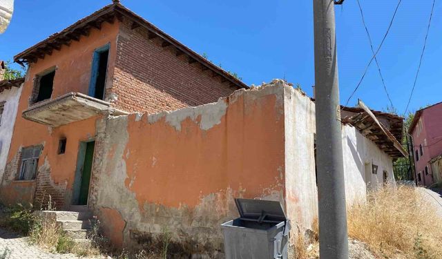 Uşak Belediyesi metruk binaların yıkımını sürdürüyor