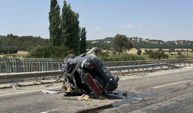 Uşak'ta takla atarak karşı şeride geçen otomobilde aynı aileden 4 kişi yaralandı