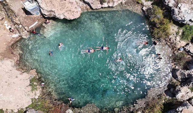 Uyuzlar şifa bulmak, gençler ise serinlemek için giriyor