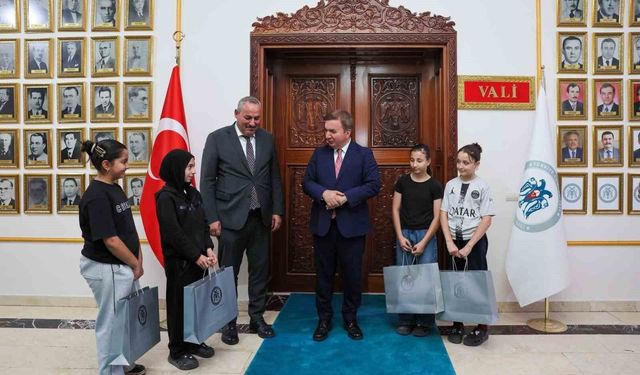 Vali Aydoğdu başarılı karatecileri makamında ağırladı