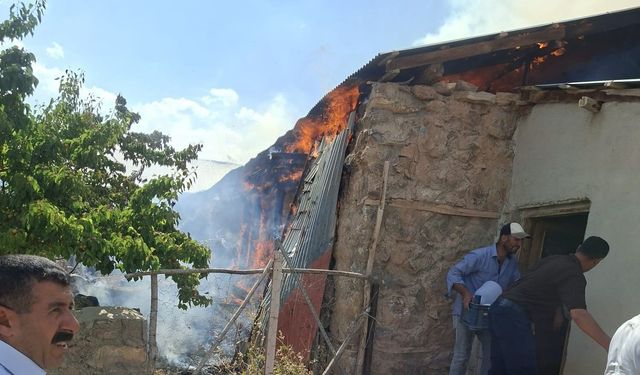 Van'da korkutan yangın: Alevler bitişikteki evlere sıçramadan söndürüldü