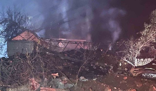 Yangında yemleri, iki ahırı yandı ve ineği telef oldu: 'Alevler saniyeler içinde geldi'