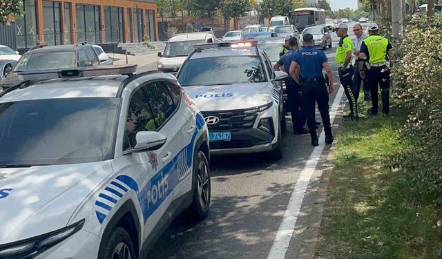 Yayalara yol veren polis aracına otomobil çarptı: 1 polis yaralı