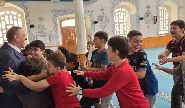 Yaz Kur'an-ı Kerim Kursu'nu bitiren miniklere Trabzonspor forması hediye edildi
