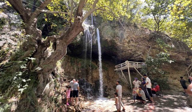 Yaz sıcağından kaçanların adresi Savruk Şelalesi oldu