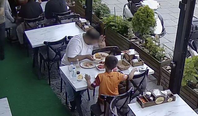 Yemeğine kendi kılını atıp para ödemek istemedi