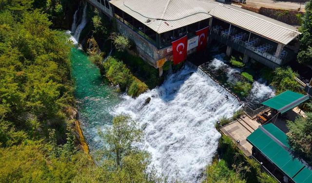 Yıllık yaklaşık 400 bin ziyaretçi ağırlayan Çırçır Şelalesi turkuaz rengiyle dikkat çekiyor