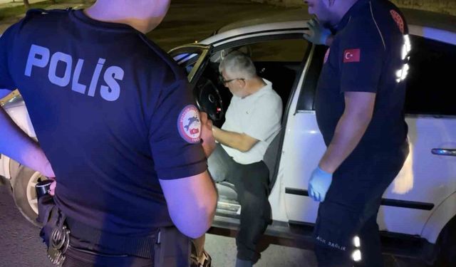 Yol ortasında araç içinde sızıp kaldı, ekipleri alarma geçirdi
