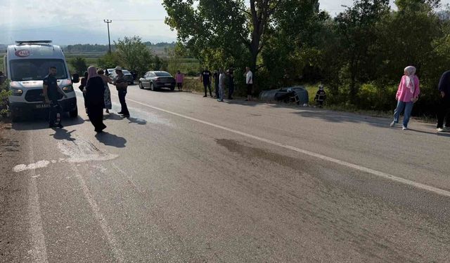 Yoldan çıkan otomobil ağaçlık alanda yan yattı