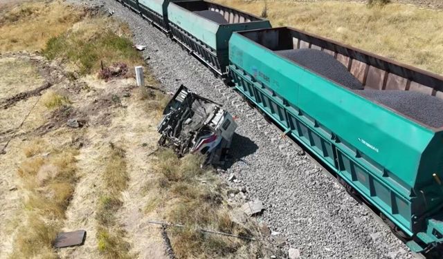 Yük treni hemzemin geçitte kamyona çarptı: 1 yaralı