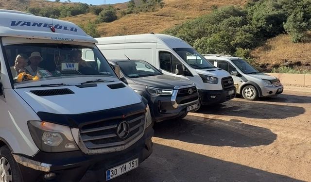 Yüksekova-Van karayolundaki çalışmalar sırasında araç kuyruğu oluştu