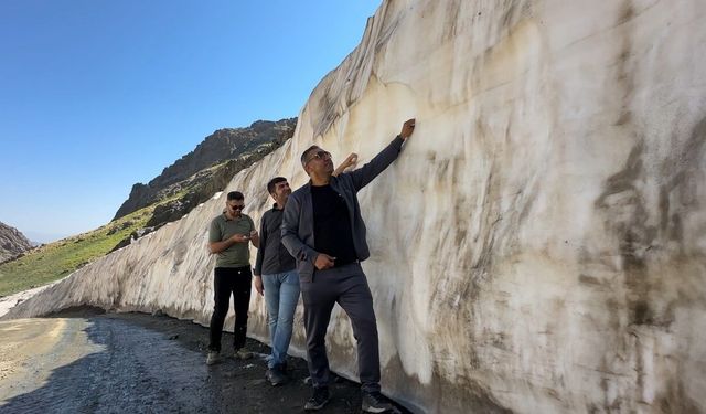 Yüksekova'da iki mevsim bir arada: Ağustos ayında metrelerce yükseklikteki kar tünelleri ziyaretcilerini ağırlıyor