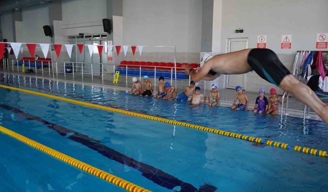 Yüzme havuzunda geleceğin sporcuları yetişiyor