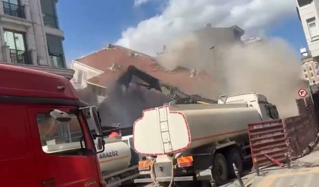 Zeytinburnu'nda yıkım sırasında 4 katlı bina aniden çöktü