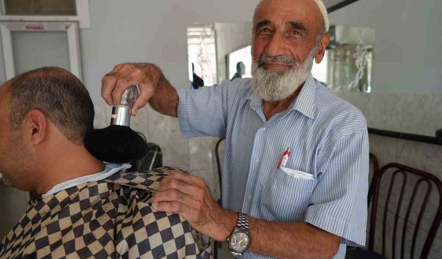 11 yaşında başladı, 65 yıldır makasını elinden bırakmadı