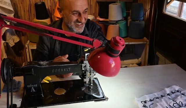 152 yıllık makineyle işlenen Kızılay'ın ilk amblemi Bakan Göktaş'a da hediye edildi