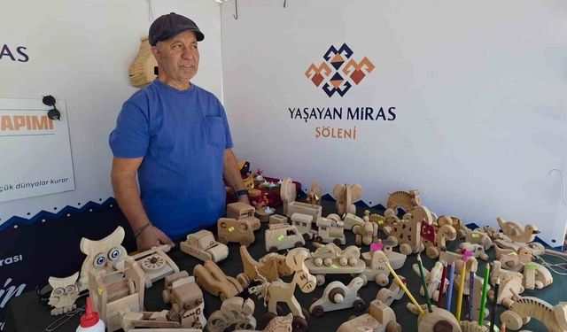25 yıllık sanatını çocuklar için ahşap oyuncaklara dönüştürüyor