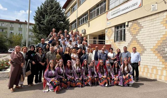40 yıl sonra aynı okul bahçesinde buluştular