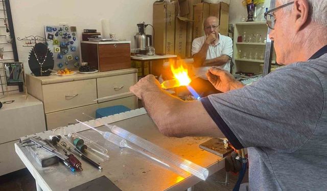 70 yaşındaki adam laboratuvar için ürettiği camları şimdi sanat için şekillendiriyor