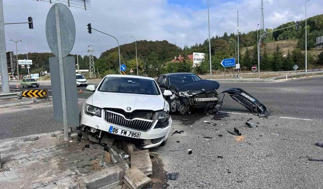 Abant Kavşağı'nda iki otomobil çarpıştı