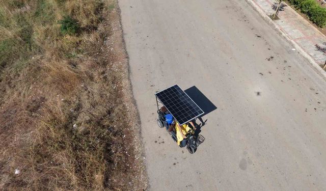 Adana sıcağını avantaja çevirdi: Dondurma sattığı motosikletine güneş paneli taktırdı