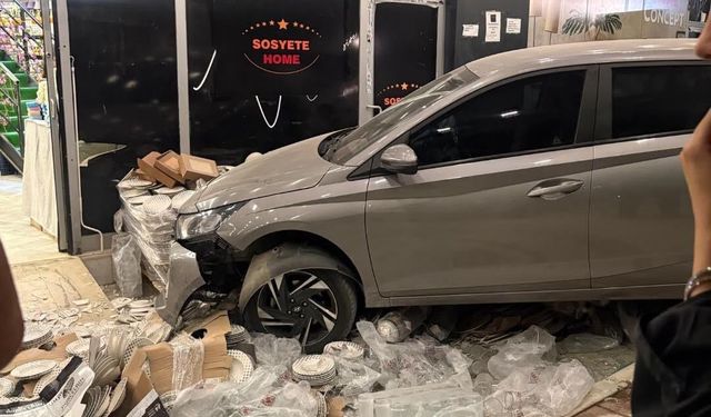 Adana'da kontrolden çıkan iki otomobil peş peşe mağazaya girdi: 2 yaralı
