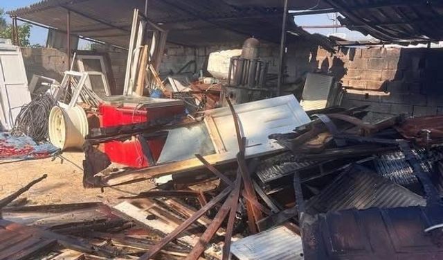Altınözü'nde depo yangını yaşandı