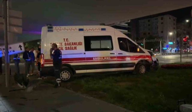 Ambulans ile otomobil çarpıştı: 6 yaralı