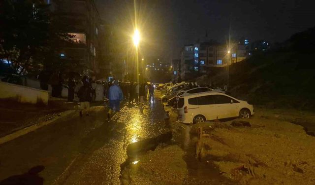 Ankara'da yol çöktü, onlarca araç mahsur kaldı