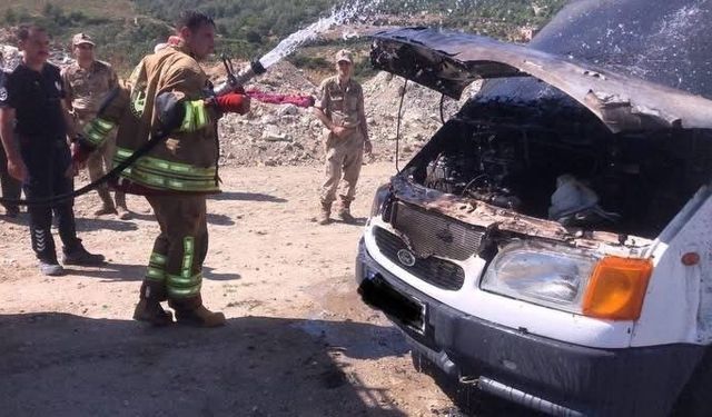 Antakya'da minibüsün motorundan alevler yükseldi