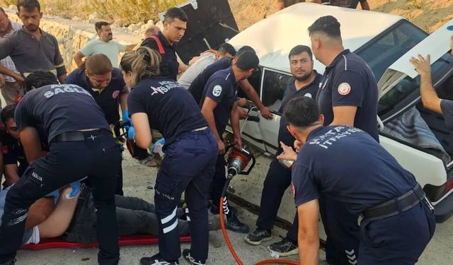 Antakya'da Tofaş hurdaya döndü: 2 yaralı