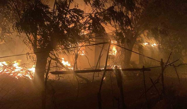 Antalya'da gece yarısı arazi yangını: 2 ev kullanılamaz hale geldi