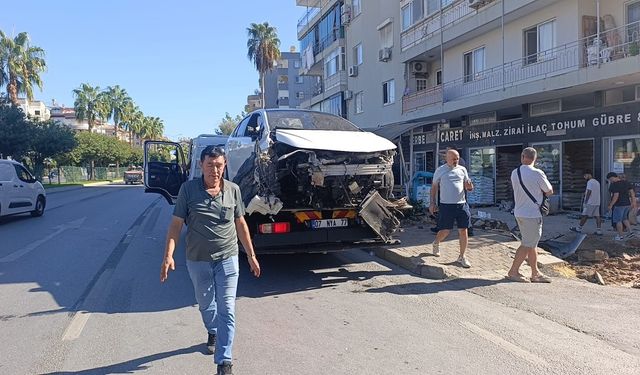 Antalya'da otomobil önce yayaya çarptı ardından otobüs durağına daldı: 3 yaralı