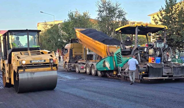 Ardahan Belediyesinin asfalt serim çalışmaları devam ediyor
