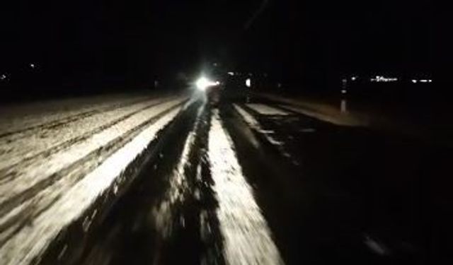 Ardahan'da dolu yağışı: Yollar beyaza büründü